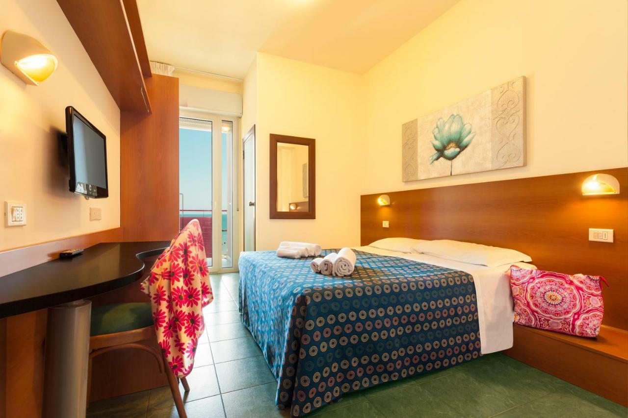 Hotel Atlantic Vista Mare 페자로 외부 사진