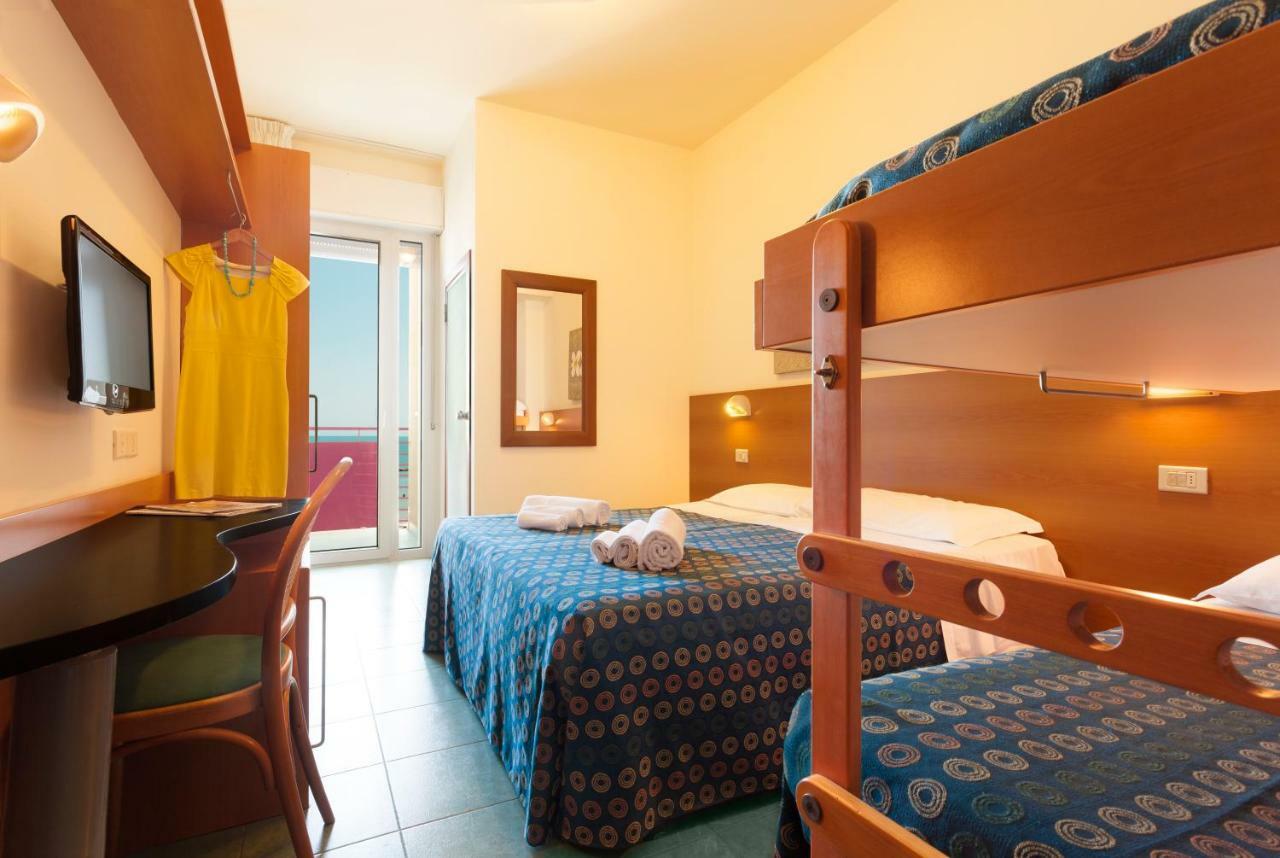 Hotel Atlantic Vista Mare 페자로 외부 사진