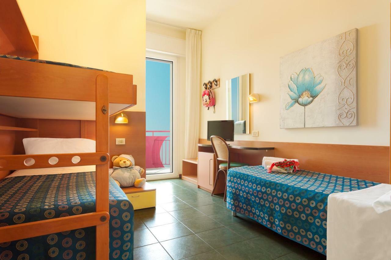 Hotel Atlantic Vista Mare 페자로 외부 사진